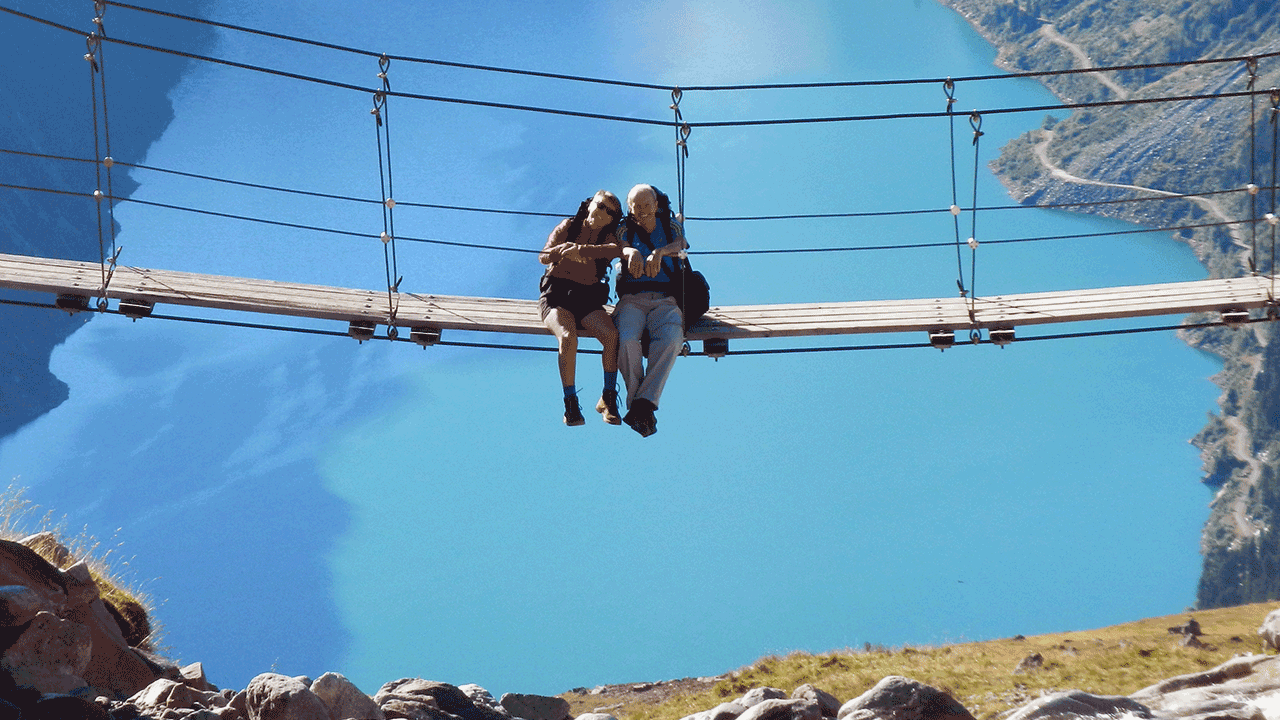 Herr und Frau Krumrey auf einer Hängebrücke über einem tiefen Tal